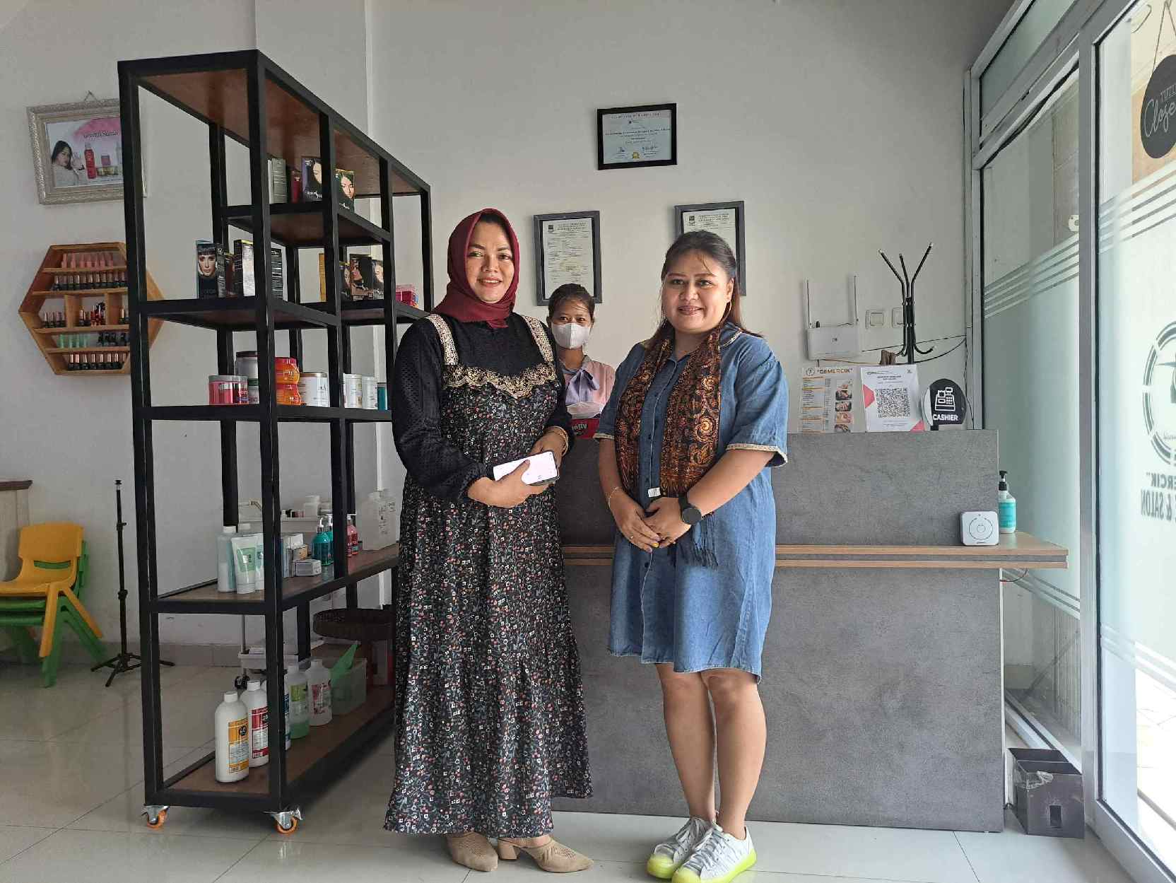 Untuk Kamu Yang Ingin Tampil Cantik dan Bugar Gemercik Skincare and Treatment Hadir di UKM Kabupaten Bekasi 3 Sri Sugarti S.I.P, SE., Ketua Himpunan Pengusaha Nahdliyin (HPN) Kabupaten Bekasi & Yohana Bertha Damarwulan Siregar,S.Psi,M.psi,Psikolog.,Owner Gemercik Skincare