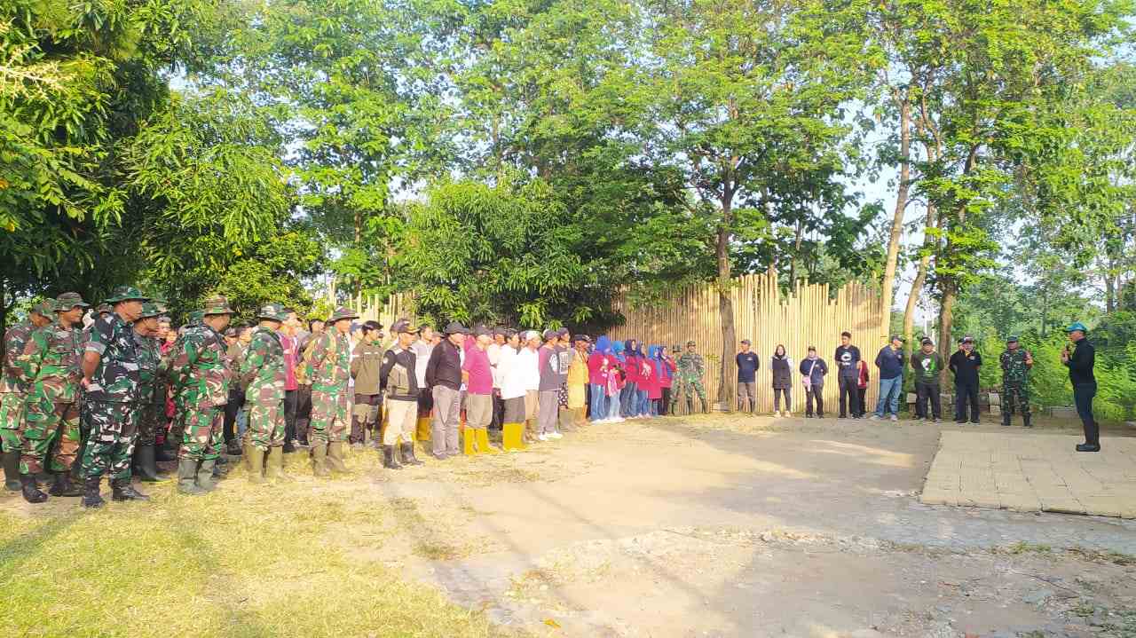 Keterangan gambar : Pembersihan sungai di wilayah kabupaten Purwakarta oleh DLH dan TNI Citarum Harum