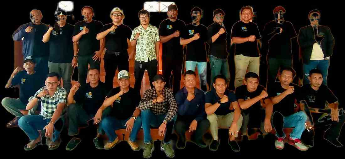 Kontraktor Pribumi dipandang Sebelah Mata Kontraktor Utara Bekasi ( Pakar) Gelar Aksi Bakar Profil Perusahaan didepan Kantor ULP 1 Keterangan Gambar: Para Kontraktor Bekasi ( PAKAR aksi bakar profil perusahaan di depan kantor ULP Kab. Bekasi