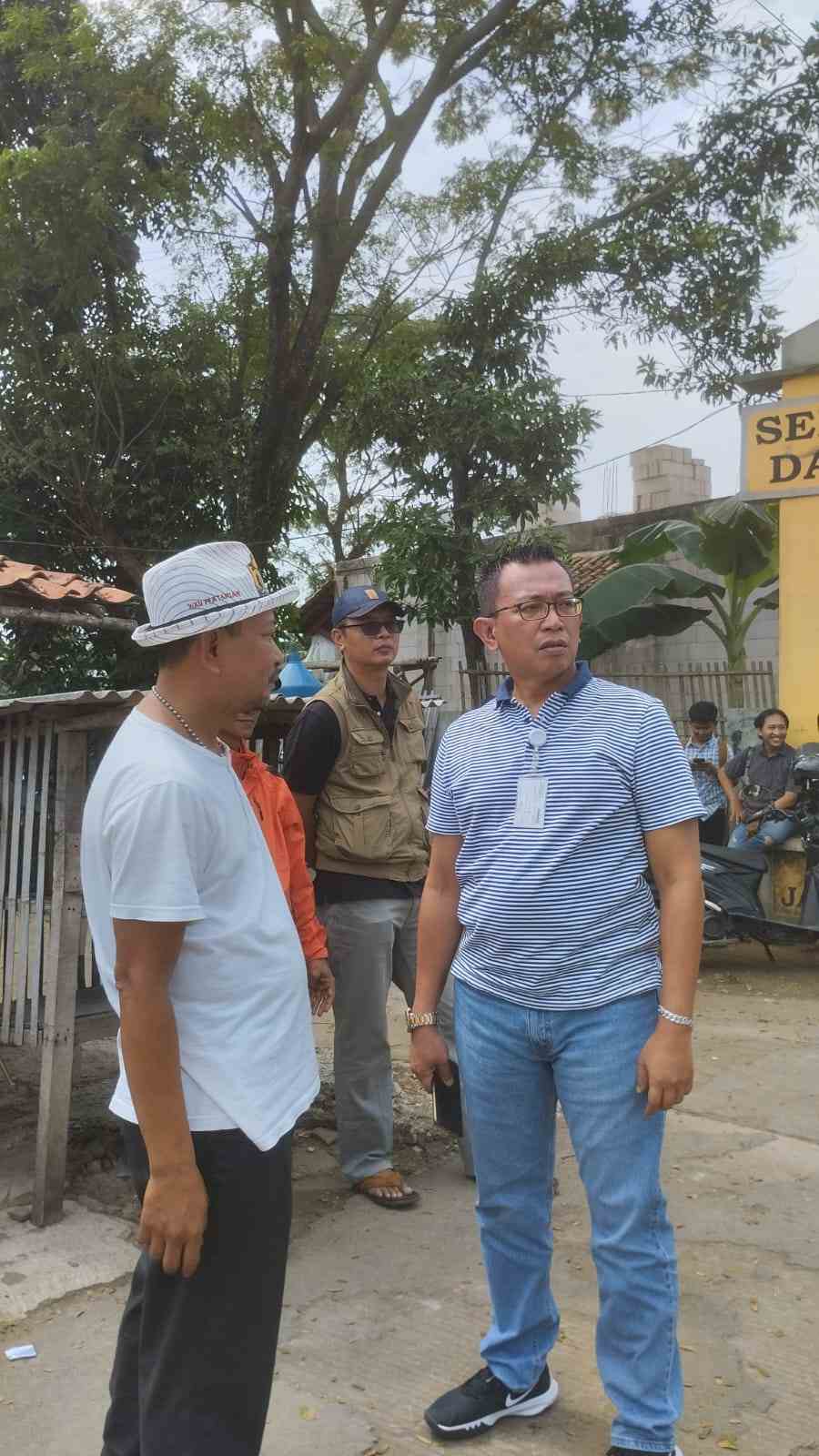 Komunitas Sunan Jaga Kal dan Masyarakat bergotong royong dalam pembersihan sampah di Kali Ciherang