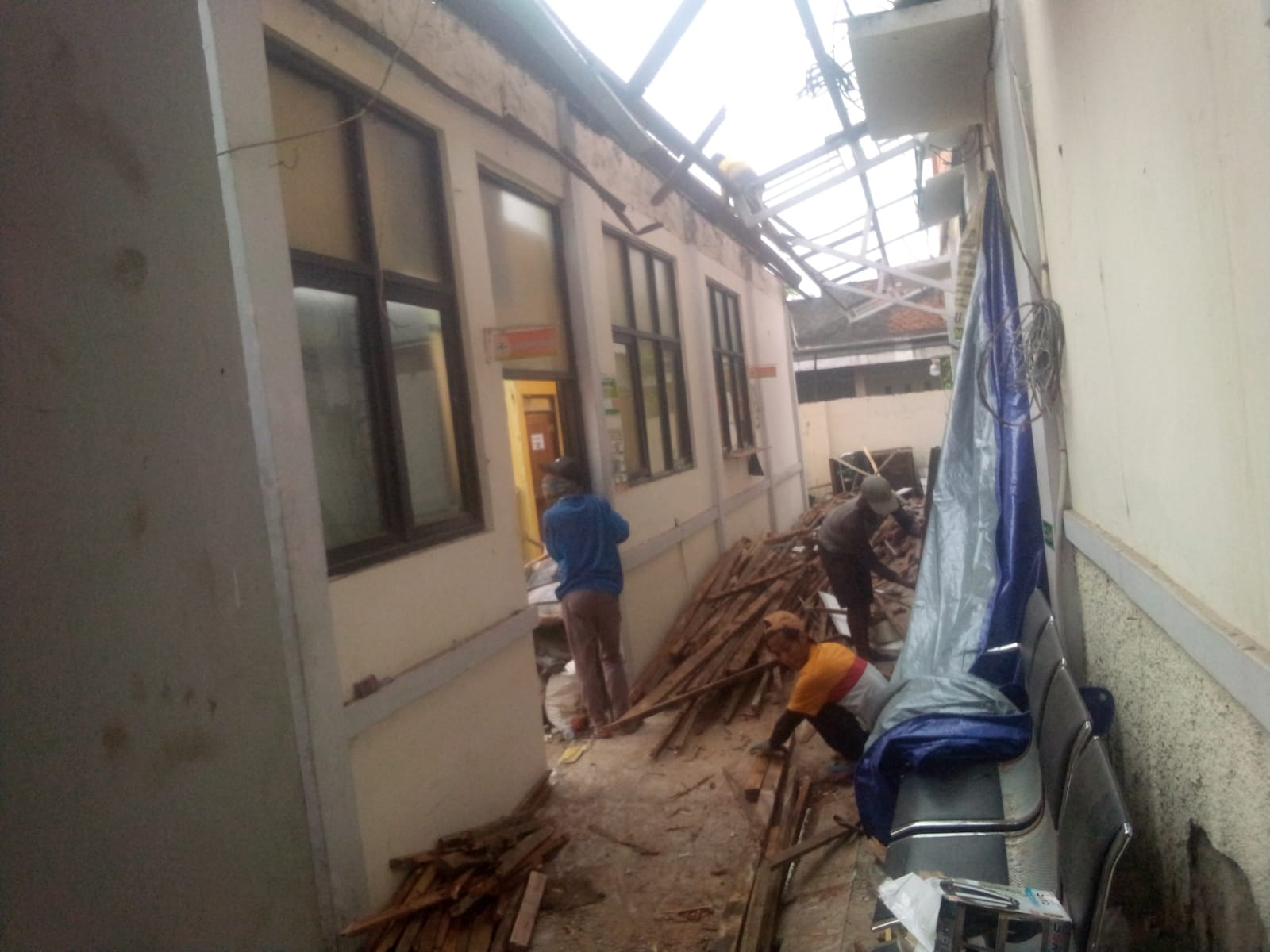 Keterangan gambar : para pekerja PT.Gumitir Cakrawala tidak menggunakan Alat Pelindung Diri (APD) dan mengabaikan K3 