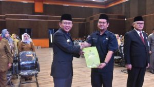 Keterangan gambar : Pj.Bupati Bekasi Dani Ramndan (kiri) bersama Ketua DPRD Kabupaten Bekasi BN.Holik Qhodratullah (kanan)