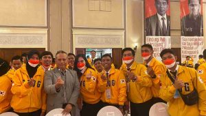 Keterangan gambar: Munawar Fuad dan para pekerja migran yang akan diberangkatkan ke Korea Selatan