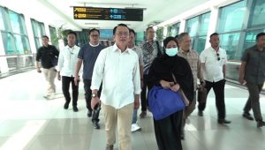 Keterangan gambar: Penjemputan TKW sari Arab Saudi Aas binti Sajam di Bandara Soekarno-Hatta oleh Pj.Bupati Bekasi 