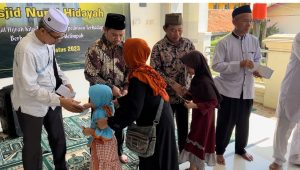 Soleh Silviana caleg PDIP DPRD Kabupaten Bekasi dapil 2 mengantisipasi anak yatim di Masjid Al - Hidayah ( Minggu 13/08/204)