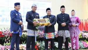 Keterangan Gambar : Gubernur Jabar Ridwan Kamil bersama PJ.Bupati Bekasi Dani Ramdan, Ketua DPRD Kabupaten Bekasi BN.Holik Qhodratullah dalam rapat Paripurna DPRD 2023
