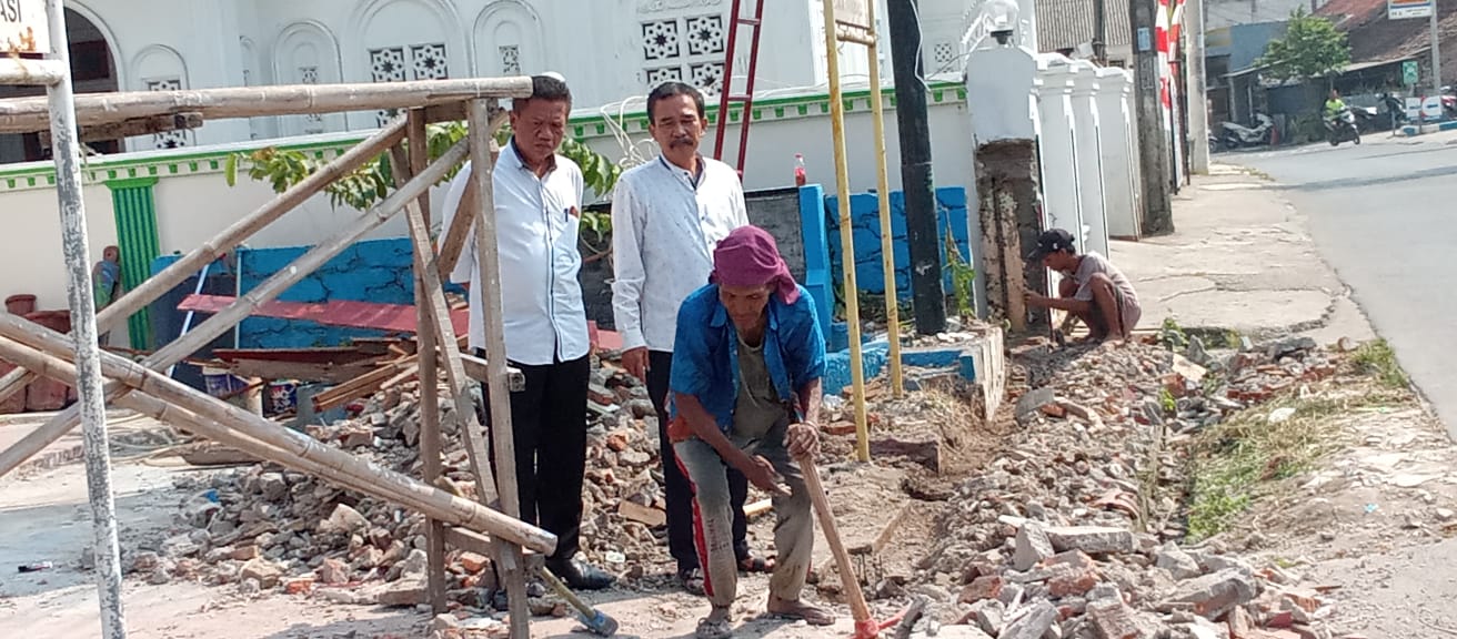 Keterangan Gambar : Kades Karangsetia (Armat) pantau pengerjaan proyek Kantor Desa Karangsetia