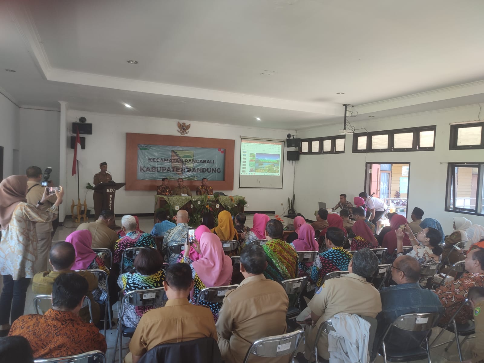Dosen Fakultas Perlindungan Masyarakat IPDN Jatinangor Laksanakan Kegiatan Pengabdian Kepada Masyarakat di Kecamatan Rancabali Kabupaten Bandung