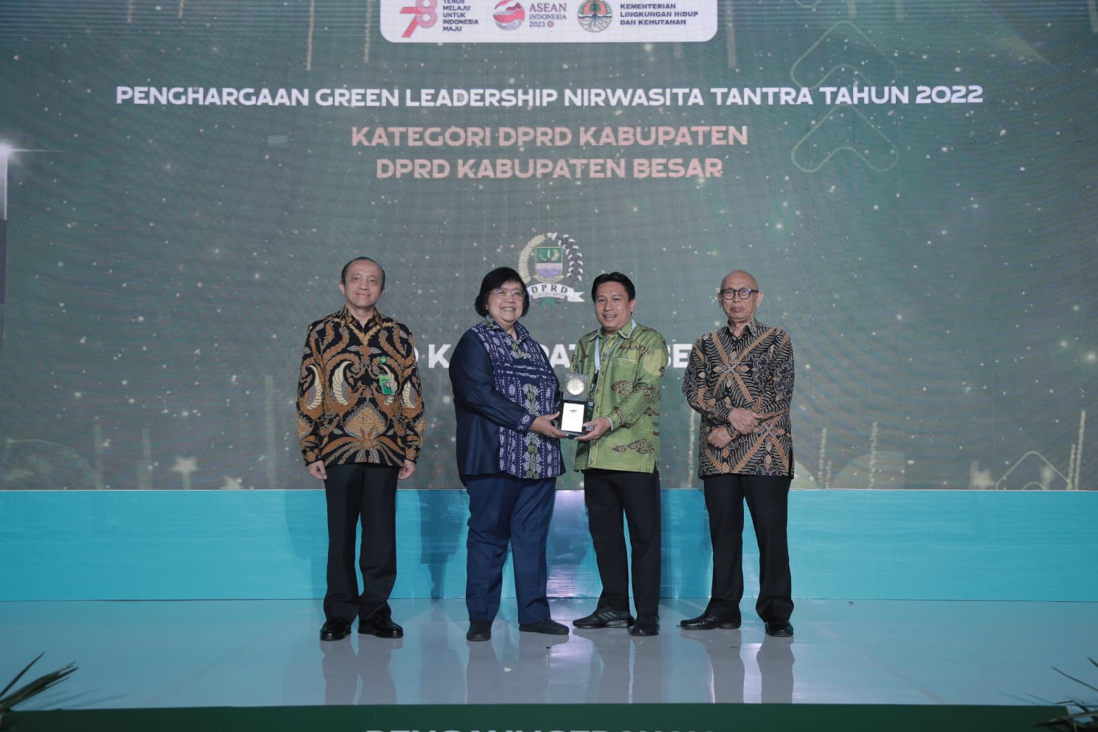 BN.Holik Qodratulloh ketua DPRD Kabupaten Bekasi terima Penghargaa Nirwasita Tantra Green Leader Ship dari Kementerian Lingkungan Hidup dan Kehutanan Relpublik Indonesia (Selasa 29/08/2023)