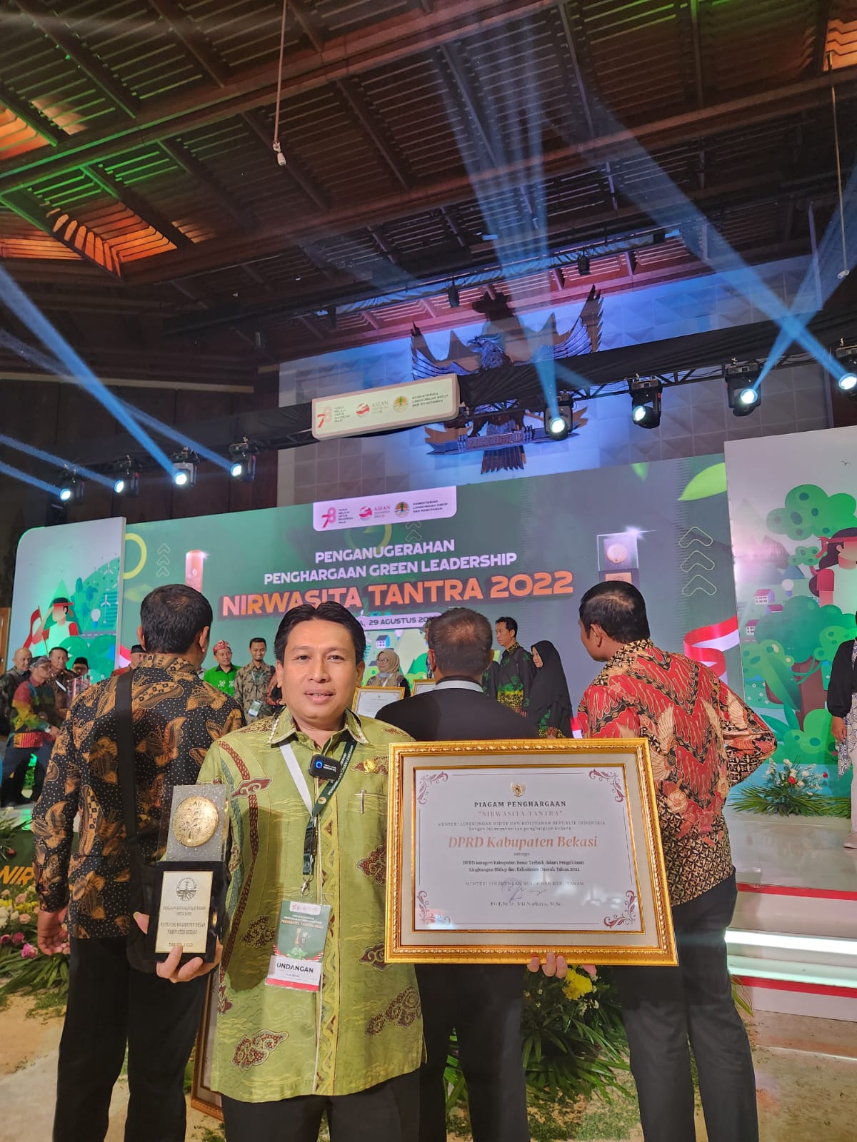 BN.Holik Qodratulloh terima Penghargaa Nirwasita Tantra Green Leader Ship dari Kementerian Lingkungan Hidup dan Kehutanan Relpublik Indonesia (Selasa 29/08/2023)