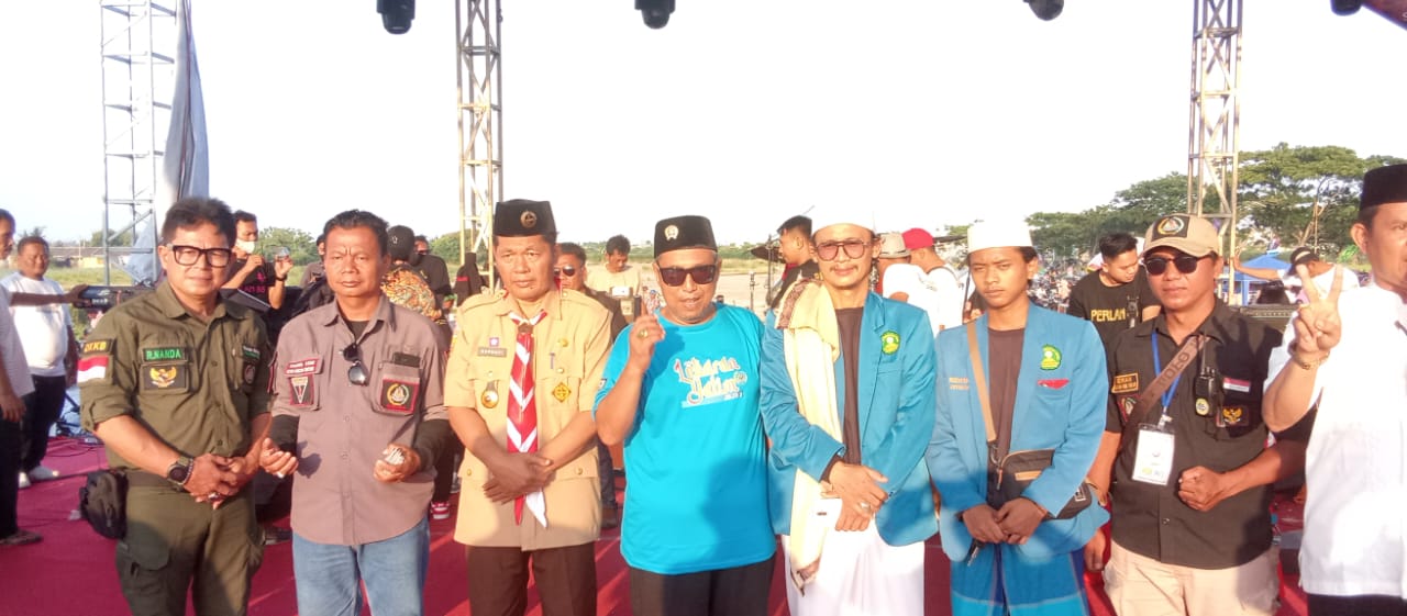 Camat Karangbahagia bersama Dewan Kesenian Kabupaten Bekasi dalam acara santunan anak yatim