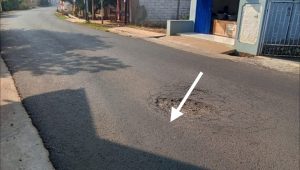 Keterangan gambar : Jalan Cibungur - Dangdeur yang berlubang (Kabupaten Purwakarta)