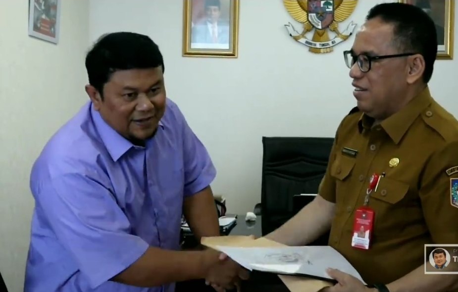 Ketum PPDI Angkat Bicara Terkait Penolakan Pembentukan KDD NTB Tekankan Transparansi Untuk Kedepannya 1 Ketua Umum PPDI H.Norman Yulian (Kiri) berikan penghargaan kepada Kementerian Dalam Negeri RI