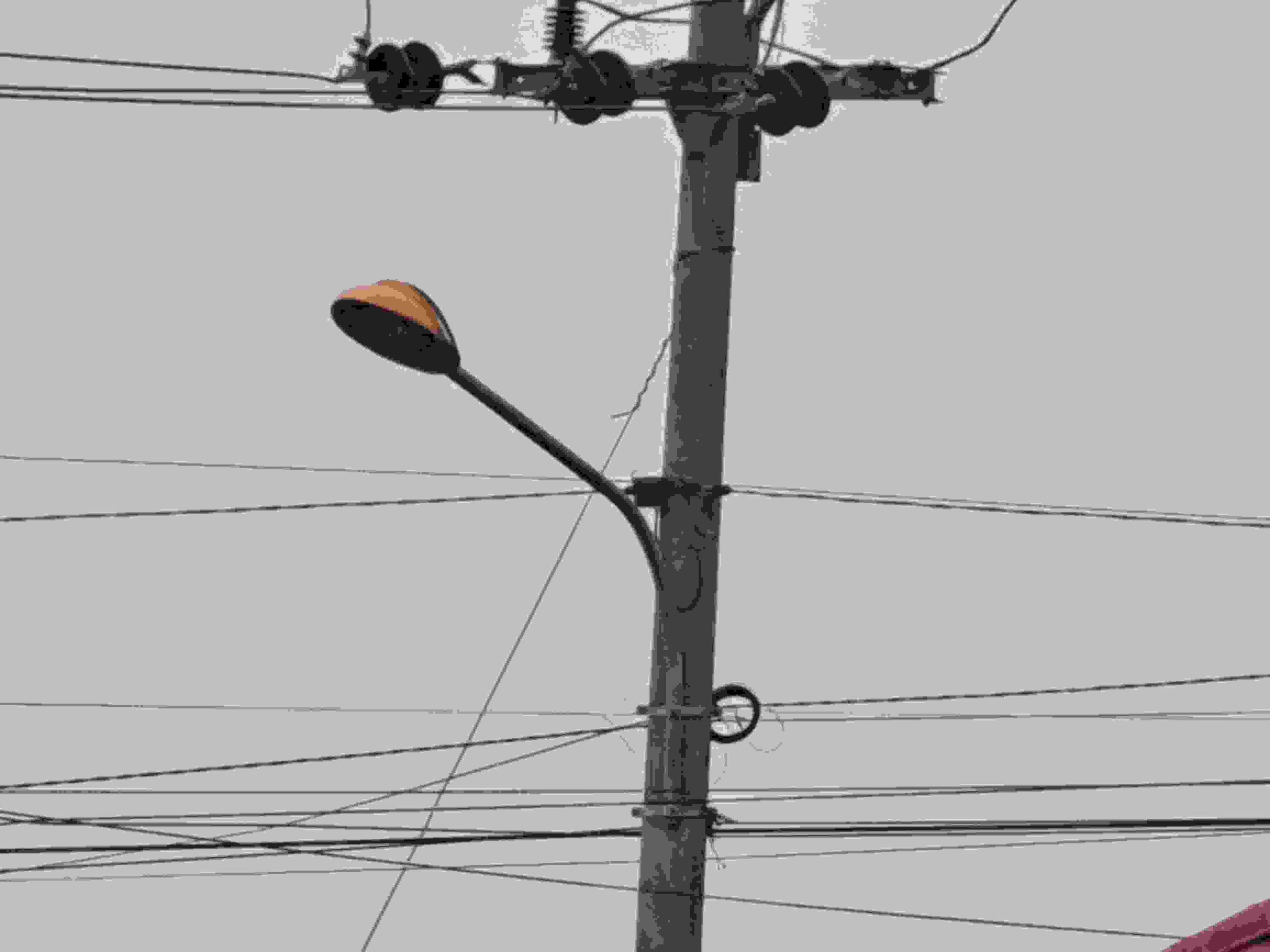 Lampu Penerangan Jalan yang Redup tidak berfungsi di Jalan Buyut Kaifah Karangbahagia Bekasi