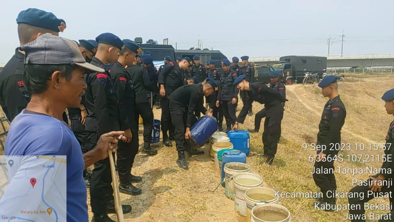 Kemarau Panjang, Batalyon D Pelopor Satbrimob Polda Metro Jaya Salurkan Air Bersih di Cikarang 1 IMG 20230909 WA0016 jpg