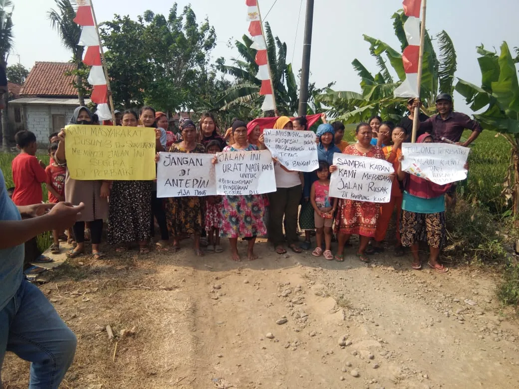 Puluhan Warga Desa Sukadarma Gelar Aksi Demo Agar Ada Perbaikan Jalan Rusak dan Berlubang 1 IMG 20230909 WA0022 1 jpg