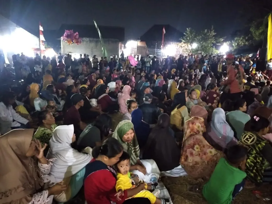 Ribuan Warga Kalijaya Saksikan H.Akhmad Marjuki Didaluat Menjadi Pembina Topeng Betawi Bekasi 2 Keterangan gambar : H.Akmad.Marjuki, Mohammad Amin Fauzi dan Sri Sugiarti bersama warga Kalijeruk dalam acara Malam Pemtas Seni Budaya Topeng Betawi