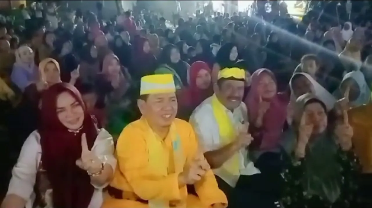 Keterangan gambar : H.Akmad.Marjuki, Mohammad Amin Fauzi dan Sri Sugiarti bersama warga Kalijeruk dalam acara Malam Pemtas Seni Budaya Topeng Betawi