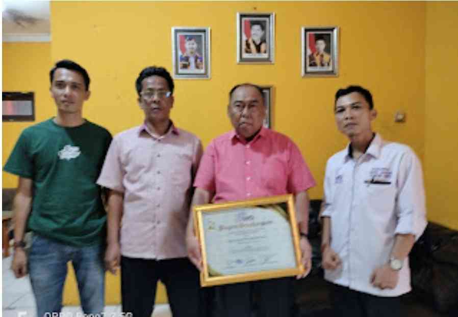 Dokumentasi: Saat Almarhum H.Ujang Suryadi S.H.,M.H menerima penghargaan SMSI Award 2022