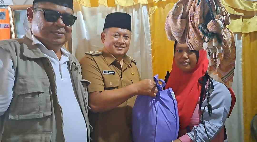 Camat Sukatani Agus Dahlan memberikan bantuan kepada Keluarga Sahrul Anggra Balita Sahrul Anggara