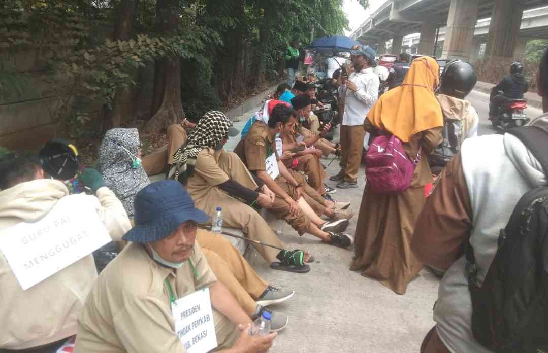 Keterangan gambar : Para Guru honorer agama Islam yang melakukan aksi longmarch 
