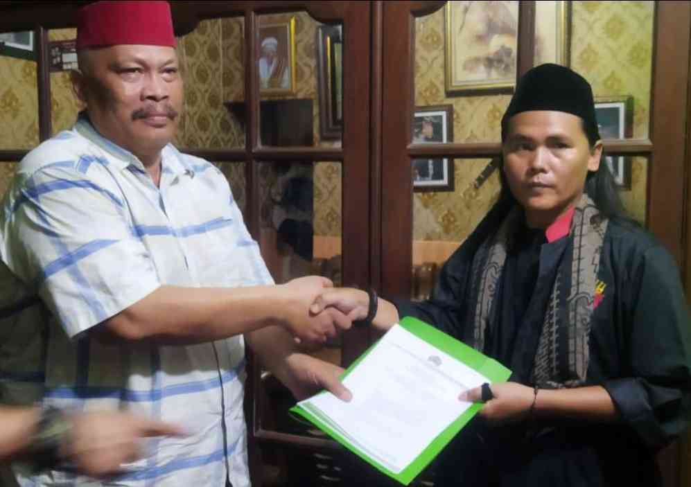 Ketua Umum Jajaka Nusantara HK.Damin Sada  menyerahkan SK DPD Kabupaten Bekasi Zaky