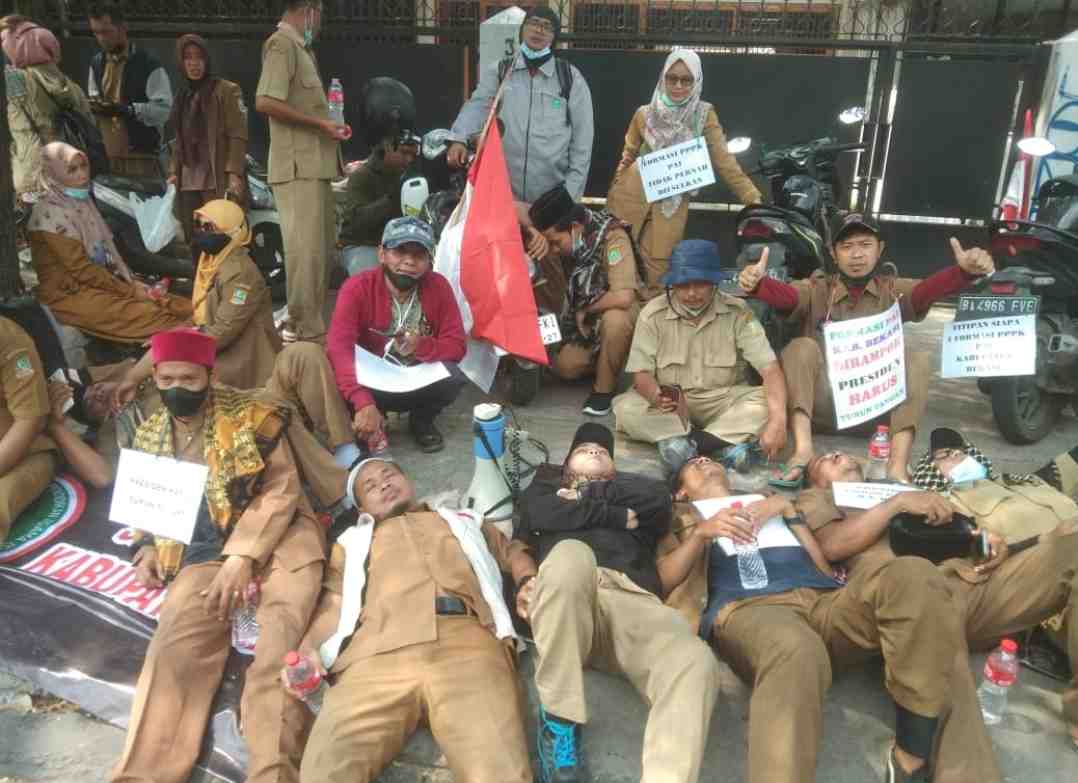 Aksi Longmarch Guru Honor Agama Islam Kabupaten Bekasi ke Istana Presiden 