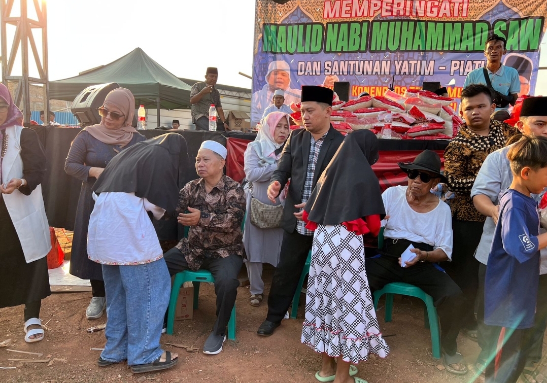 H.Abdul Malik Bersama Soleh Silviana menyantuni anak yatim