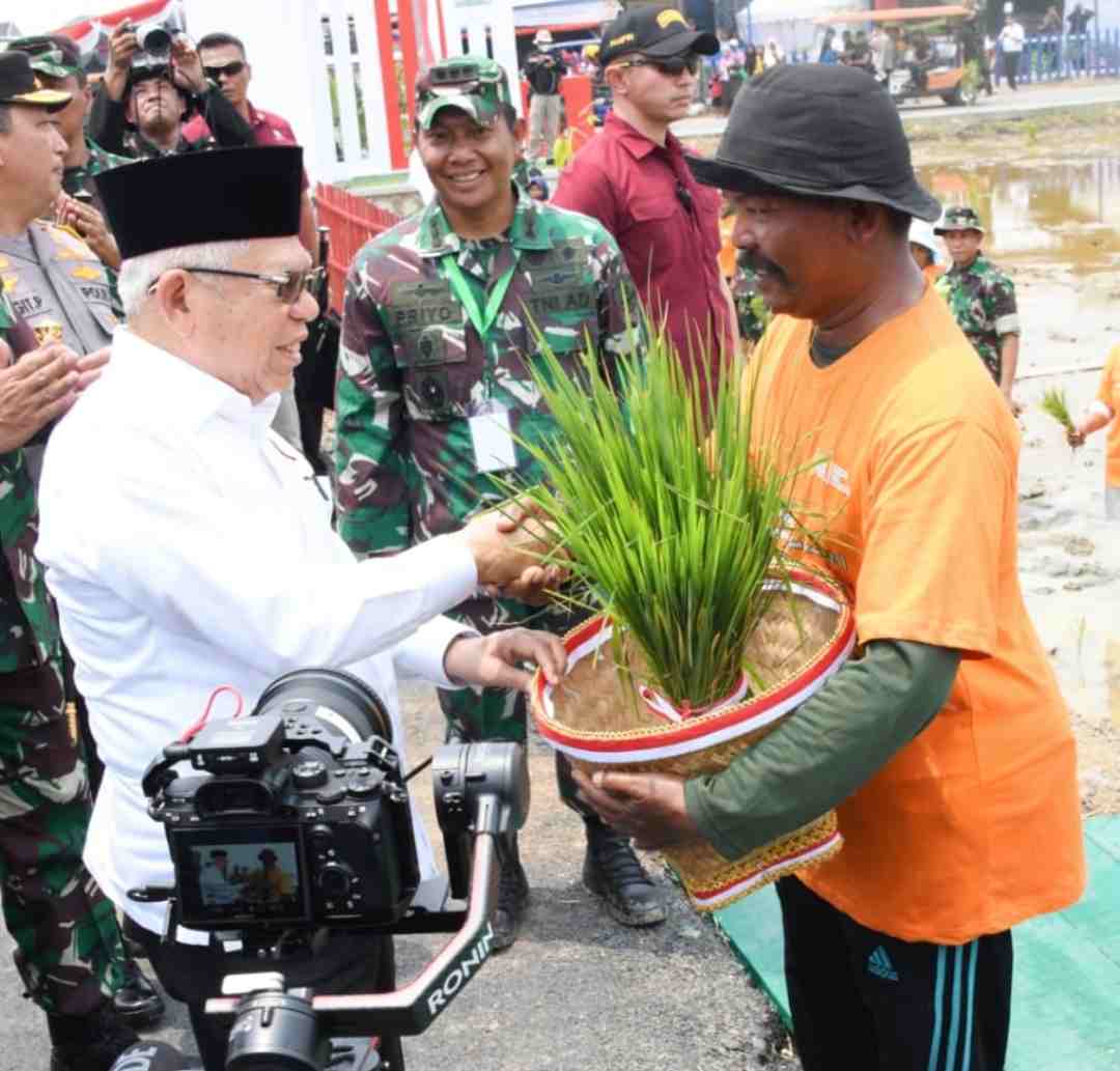 Keterangan: Foto Istimewa Penjabat Gubernur Jawa Barat Bey Machmudin mendampingi Wakil Presiden RI Ma'ruf Amin dalam kunjungan kerja pada kegiatan Gerakan Nasional Ketahanan Pangan HUT Ke-78TNI di Taman Pancasila, Desa Wanajaya Kecamatan Cibitung, Kabupaten Bekasi, Rabu (1/11/2023).(Foto: Biro Adpim Jabar)