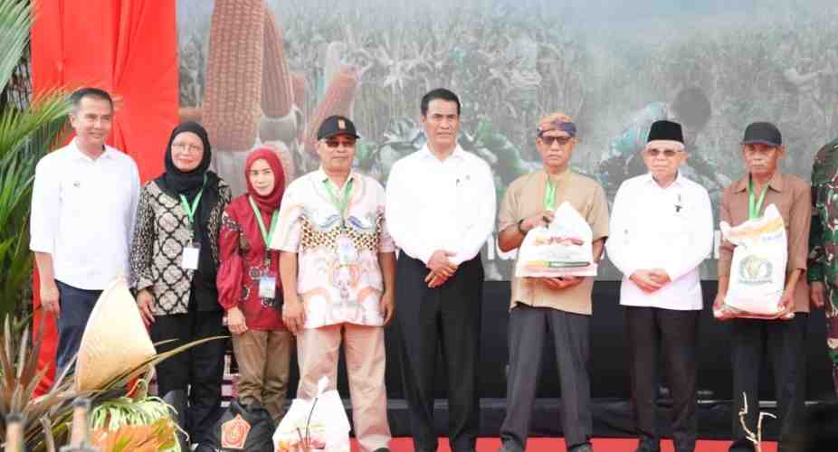 Keterangan gambar :Penjabat Gubernur Jawa Barat Bey Machmudin mendampingi Wakil Presiden RI Ma'ruf Amin dalam kunjungan kerja pada kegiatan Gerakan Nasional Ketahanan Pangan HUT Ke-78TNI di Taman Pancasila, Desa Wanajaya Kecamatan Cibitung, Kabupaten Bekasi, Rabu (1/11/2023).(Foto: Biro Adpim Jabar)