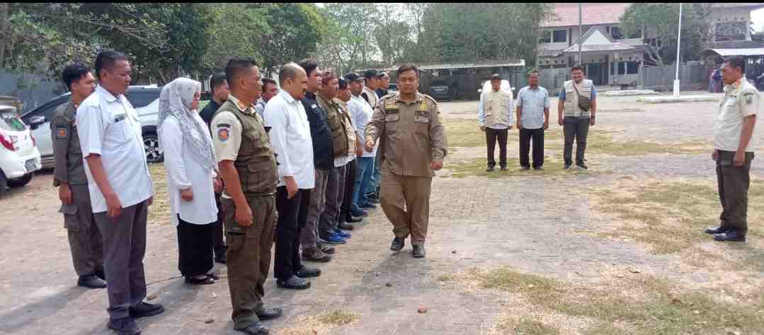 Penertiban Atribut Alat Peraga Sosialisasi di kecamatan Karangbahagia 