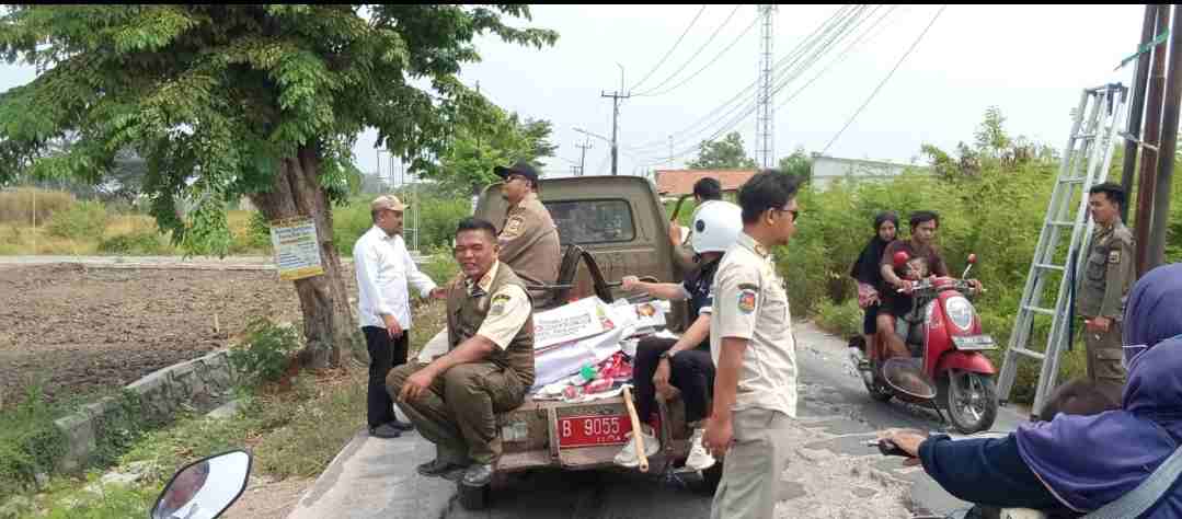 Penertiban Atribut Alat Peraga Sosialisasi di kecamatan Karangbahagia 