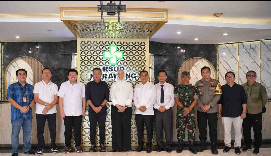 Foto Istimewa: Penjabat Gubernur Jawa Barat Bey Machmudin didampingi Bupati Karawang Cellica Nurrachadiana meninjau Alun-alun Karawang dan RSUD Karawang di Kabupaten Karawang, Sabtu (4/11/2023).(Foto: Rizal FS/Biro Adpim Jabar)
