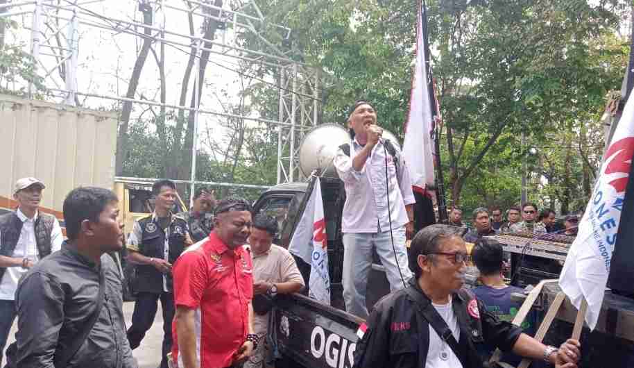 Ratusan wartawan dan LSM Purwakarta demonstrasi tuntutan anggara media di Gedung DPRD Kabupaten Purwakarta