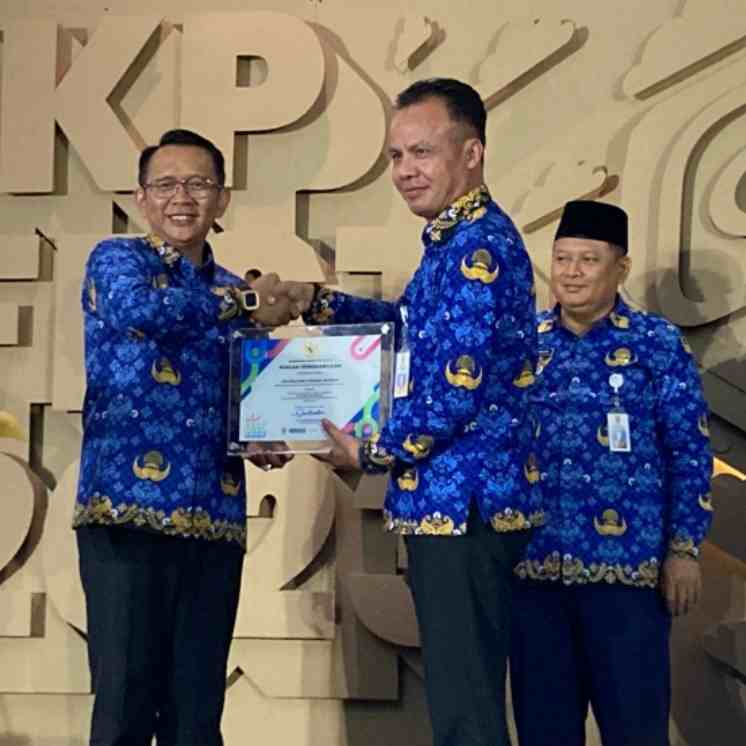 Camat Cabangbungin Asep Buhori menerima penghargaan di Hotel Holiday Inn Jababeka Cikarang