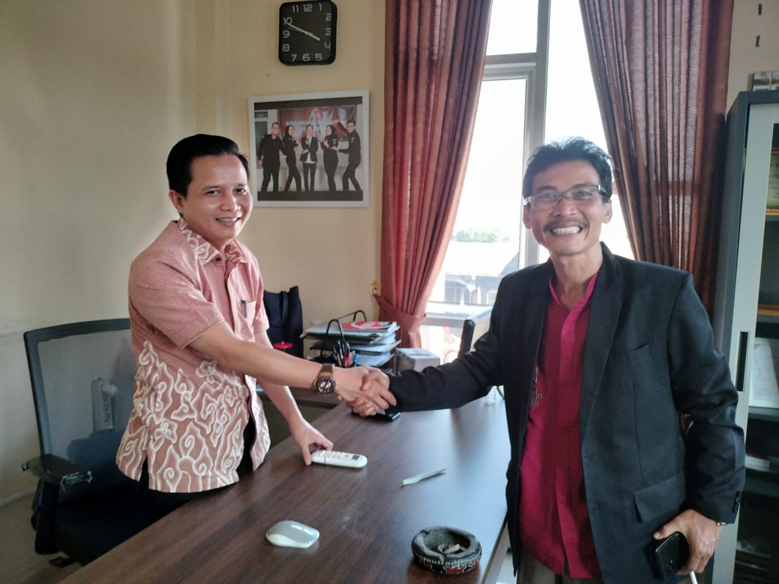 Dokumentasi Temporatur.com Bawaslu Kabupaten Bekasi,  Akbar Khadafi menerima kunjungan media IMG 