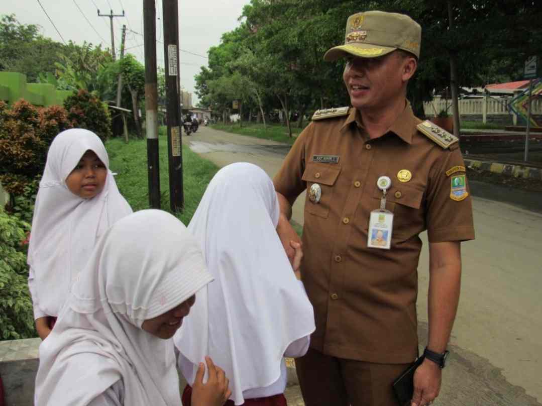 Asep Buhori Camat Cabangbungin bersama siswa - siswi SDN 02 Setiajaya